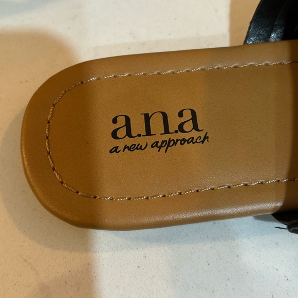a.n.a black sandals , like new in box.  Size 7, sporty, casual, minimalist - Picture 7 of 7